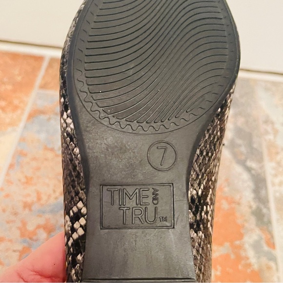 🔥NWOB! Flashy Black, White & Gray Women's Black Snake Print Pointed Toe Loafers! - Picture 13 of 16